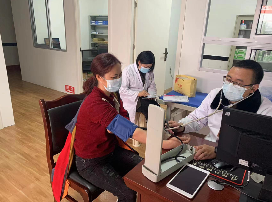 基层医疗服务能力提升，设施设备越来越齐全，群众享受更优质医疗服务。.jpg