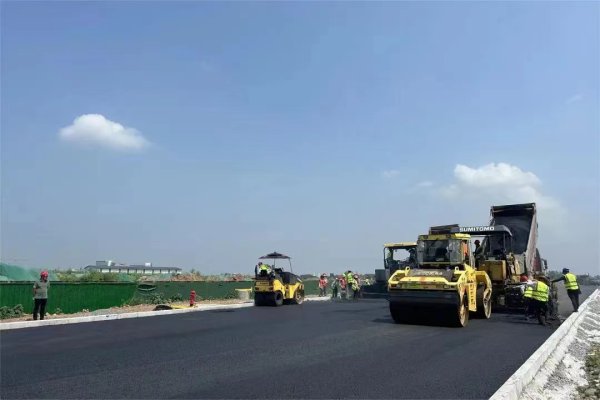 眉山城市新中心（一期）18 条市政道路项目的施工现场一角。