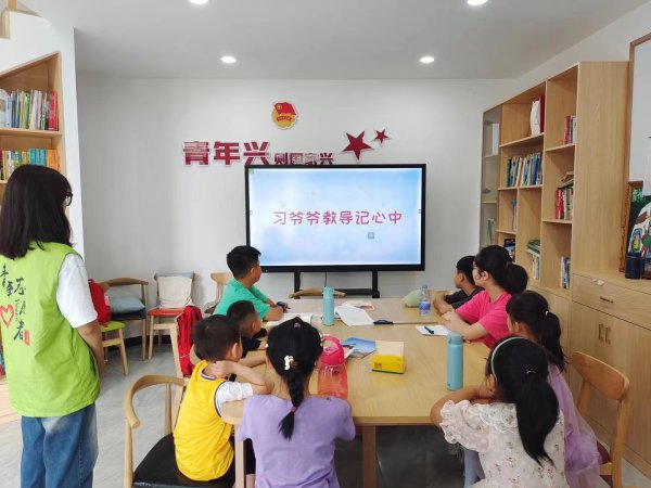 “爱邻学堂”暑期托管班内，同学们正在认真学习。