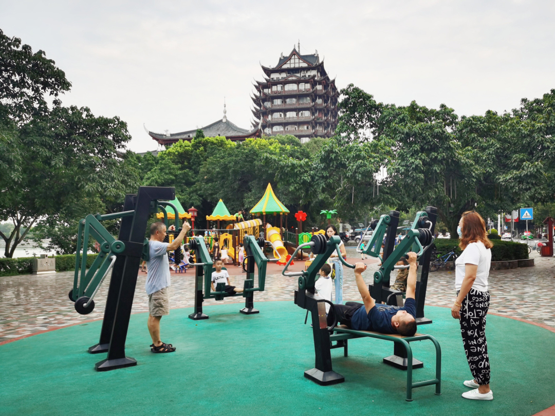在眉山远景楼附近的健身场地，群众正在健身运动。.jpg