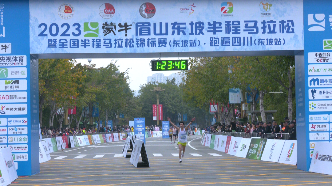  东坡马拉松比赛现场，选手们奋力拼搏。