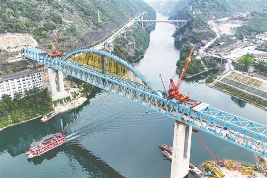 渝湘高铁建设忙。