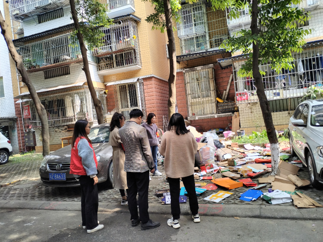 整治前，居民占用停车场堆放废品。