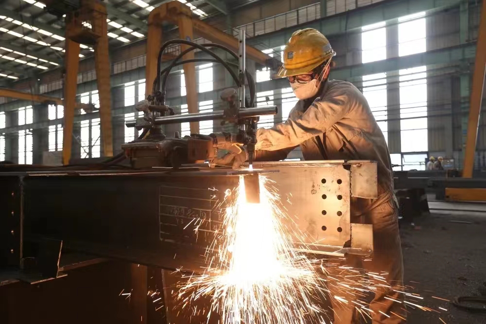  中建钢构四川有限公司生产车间焊花飞溅。