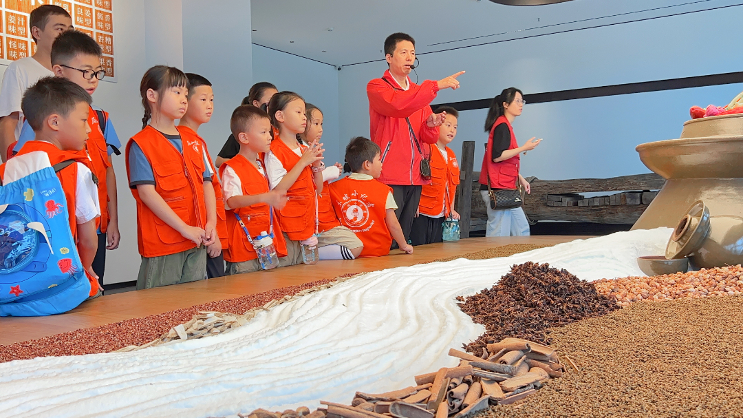  参观老坛子传习馆。