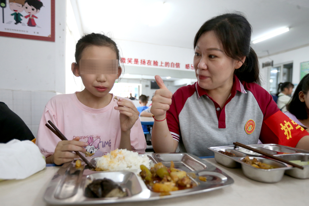 曾真老师正在陪同学生一起就餐。.JPG