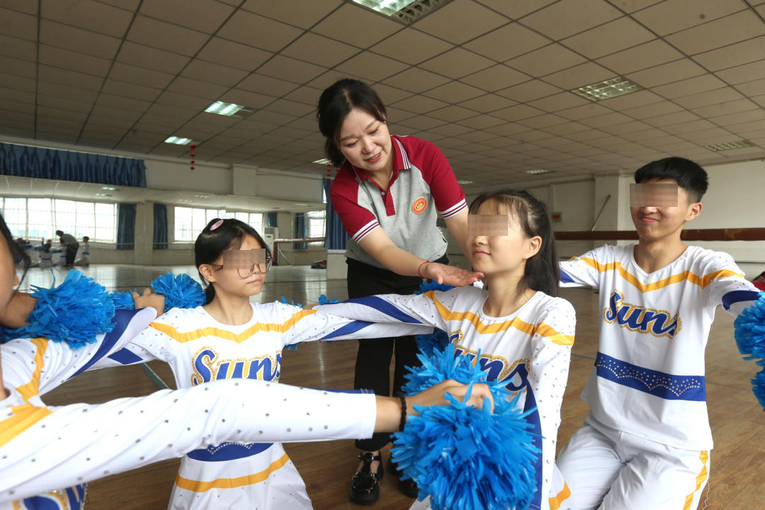 曾真老师正在指导聋哑学生跳健美操。.JPG