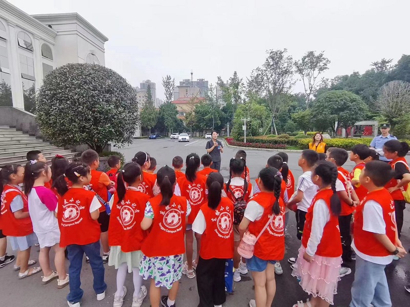 东坡小记者走进眉山市中级人民法院。