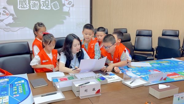 东坡小记者查看自己公司的收支。