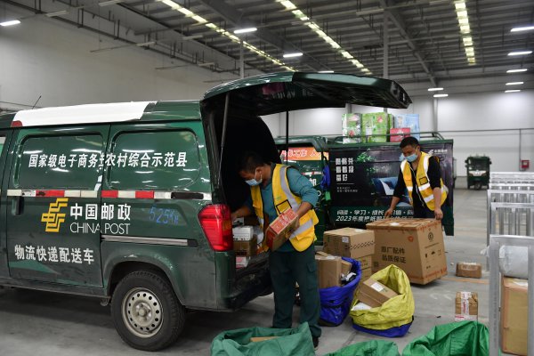 中国邮政眉山分公司网络运营中心，工作人员正在投递包裹。
