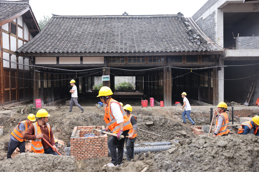 太和老镇项目建设现场，工人正在加紧施工。.jpg
