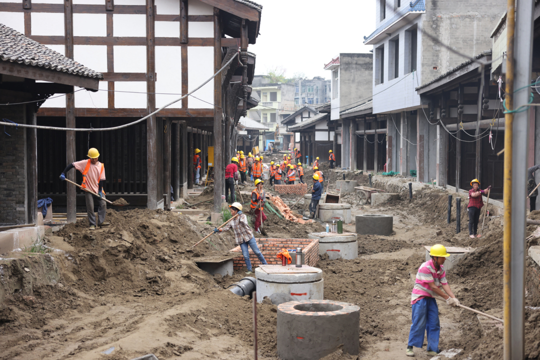 太和老镇项目建设现场，工人正在加紧施工。 (1).jpg