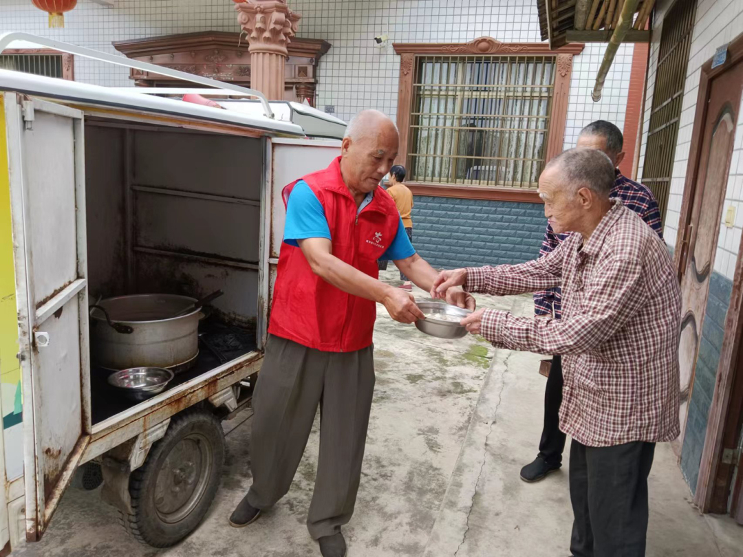 青神县高台镇诸葛村长者食堂送餐志愿者杨永东为老人送餐。.jpg