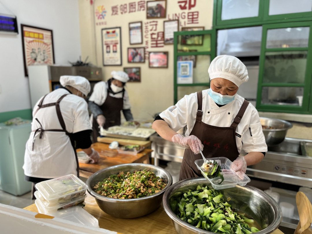 青神县青竹街道花园社区“爱邻厨房”正在为辖区居民准备饭菜。.jpg