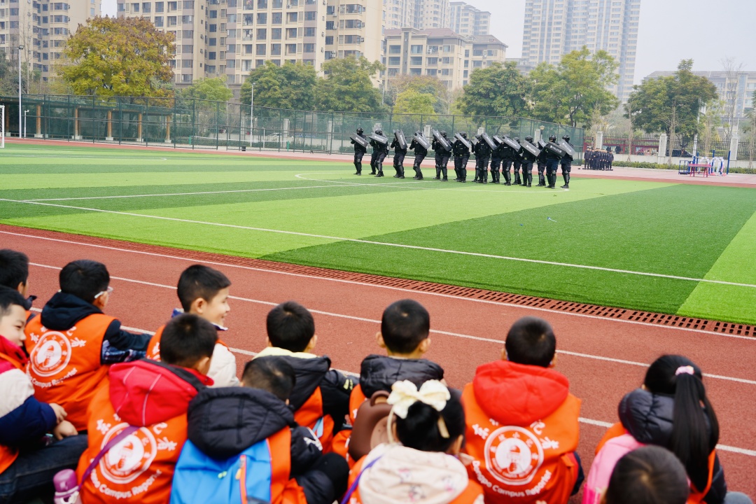 小记者观看无人机表演和练特警队员训练。