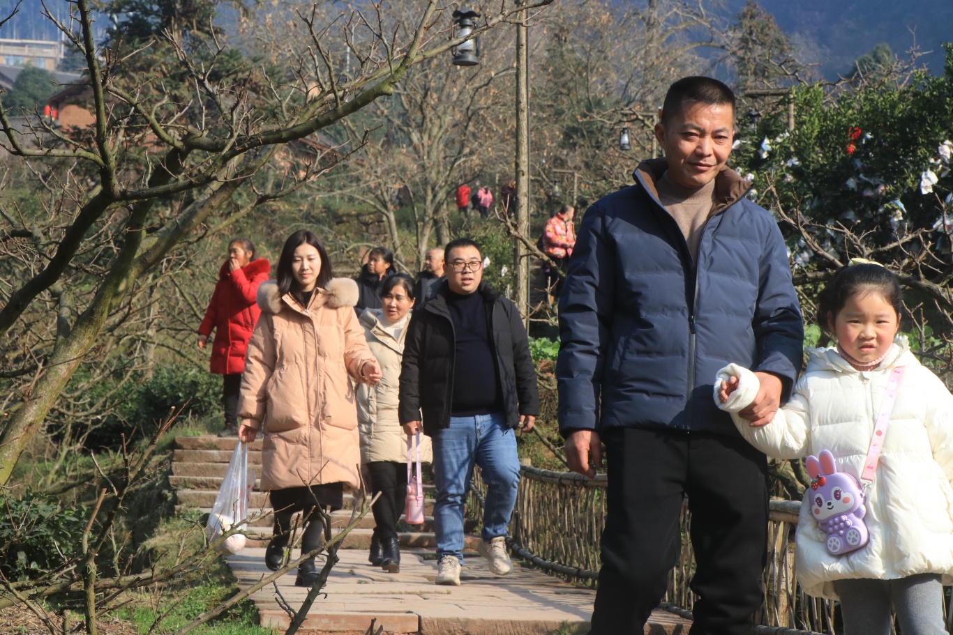 游客打卡幸福古村。