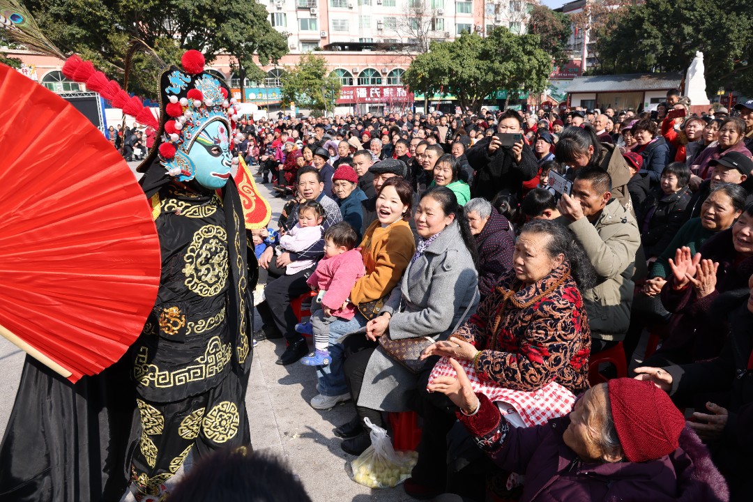 在仁寿，川剧变脸表演受群众欢迎。