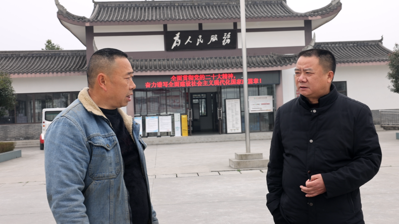  李雪平（右）正解答着村民提出的问题。