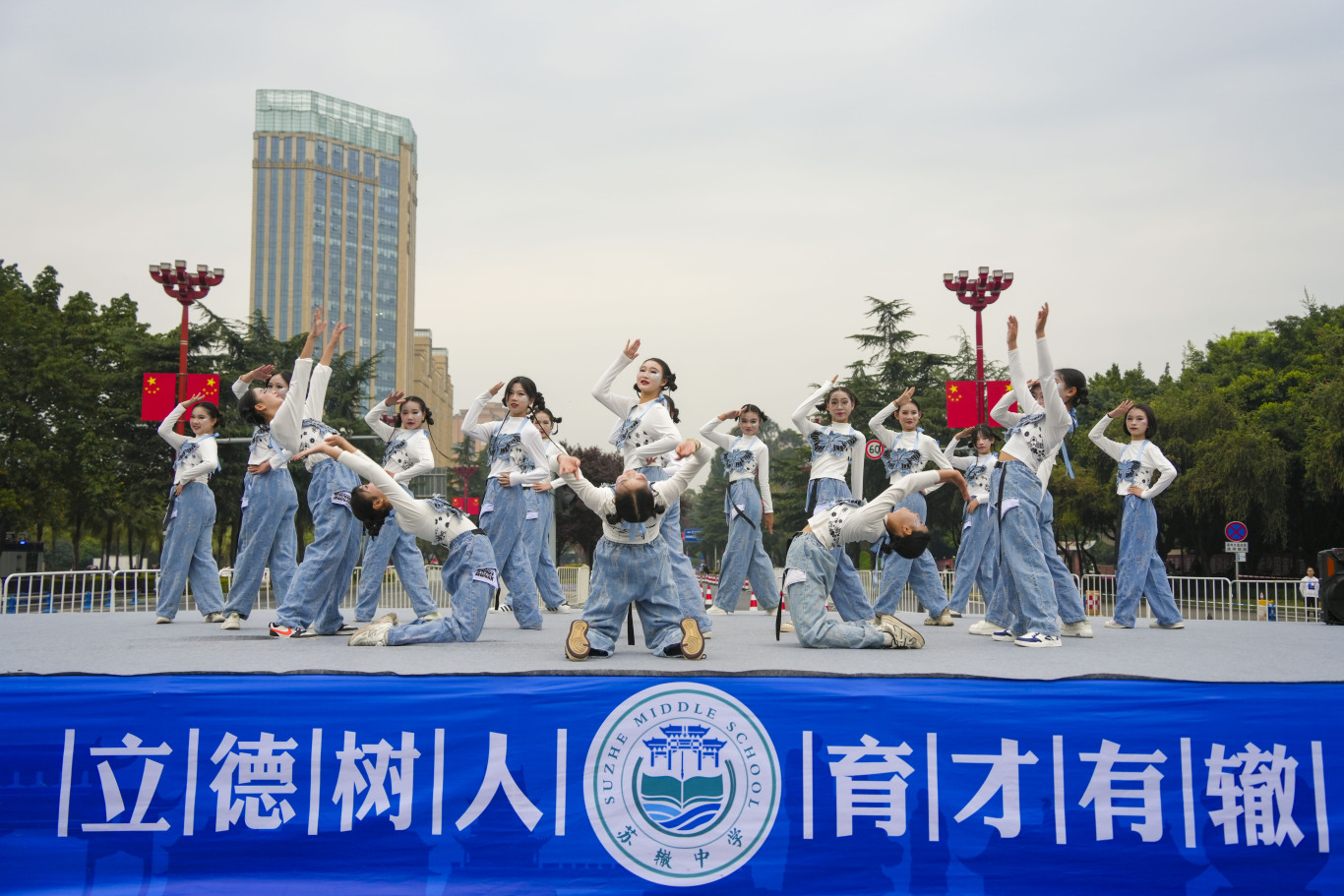 苏辙中学带来的流行舞串烧舞蹈《THE GIRL》.jpg