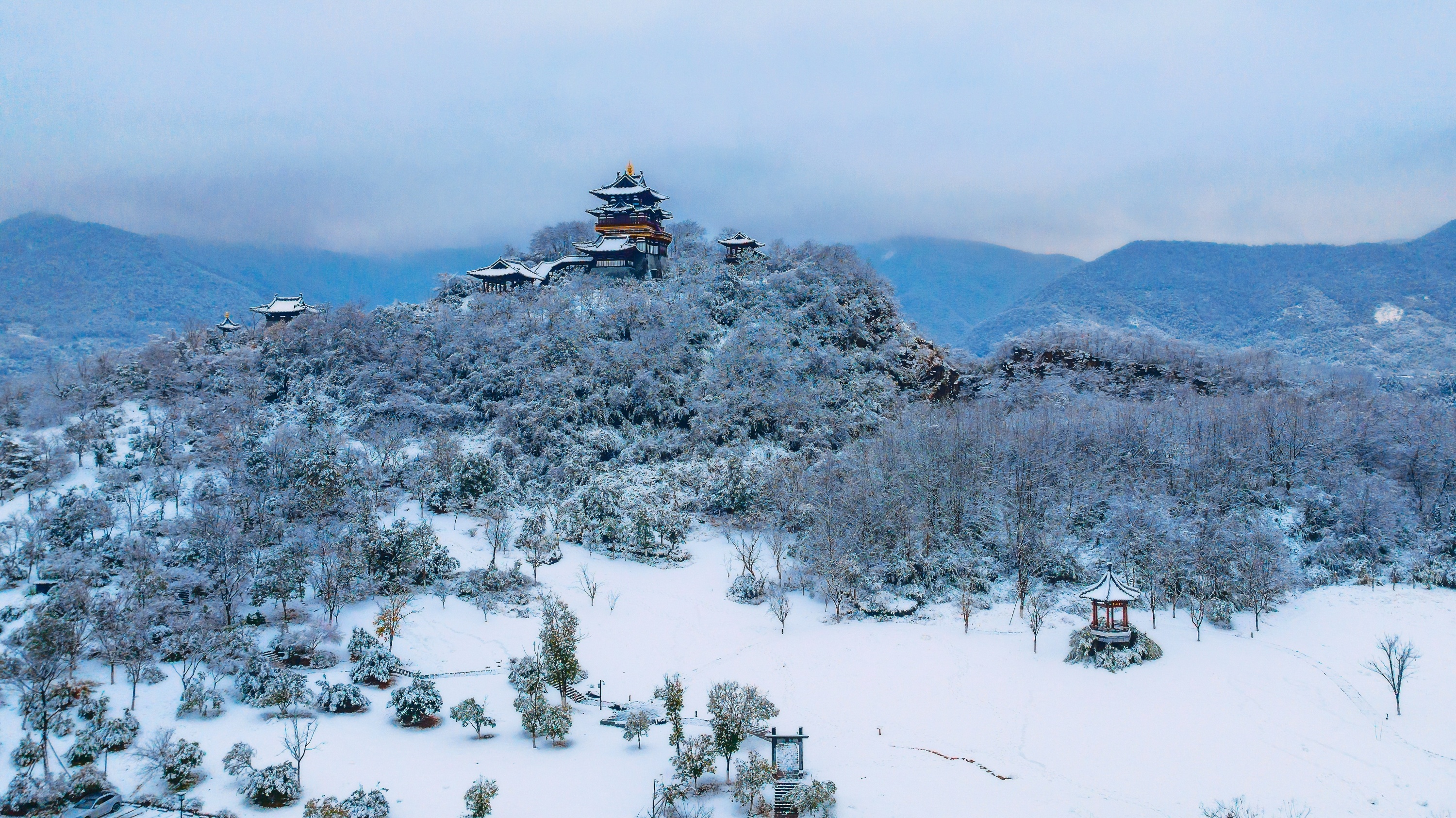 《雪落东坡阁》朱智辉 摄