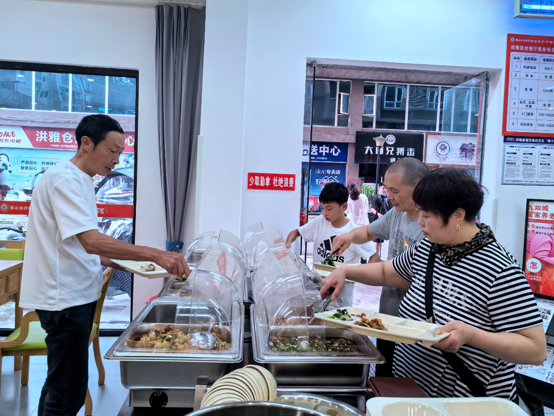 洪雅县助老餐厅雅康店，就餐老人正在自助选择菜品。