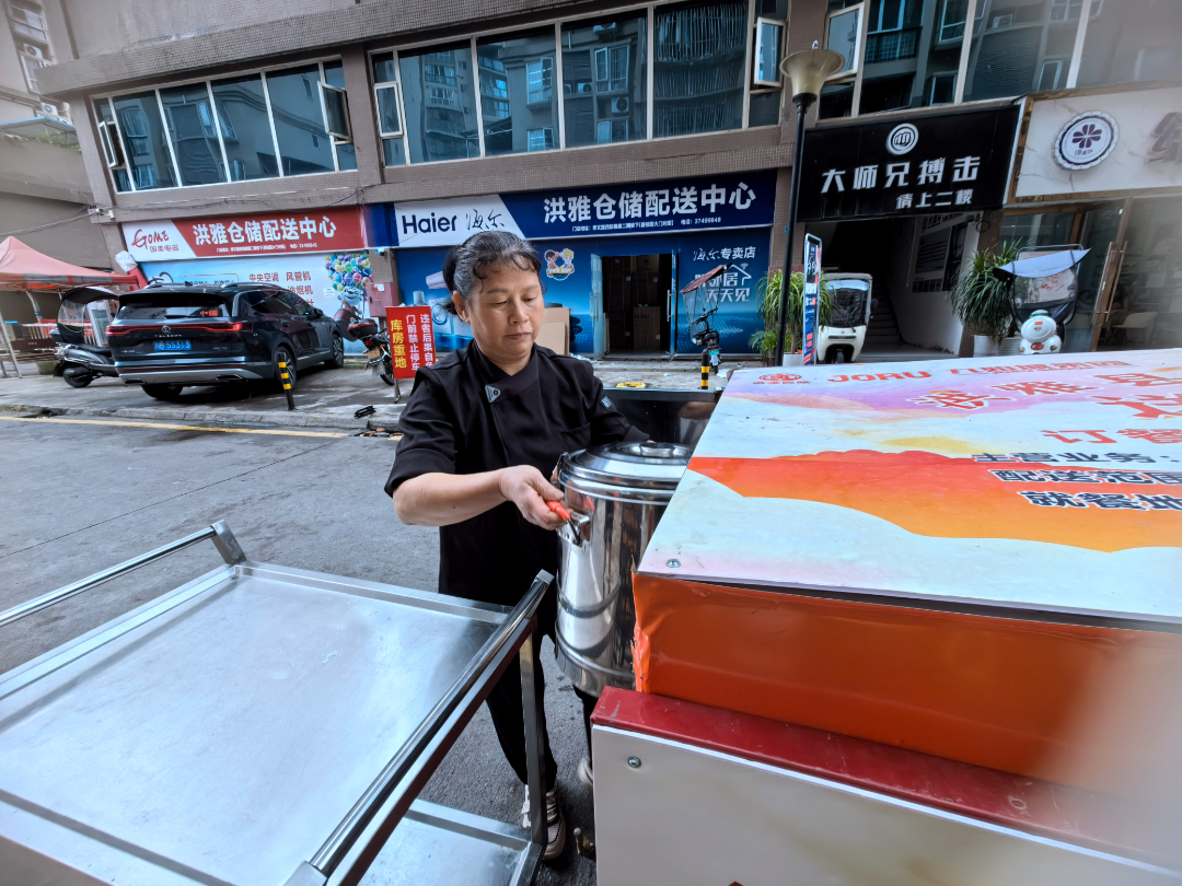  菜品装入餐车，准备送往各配送点。
