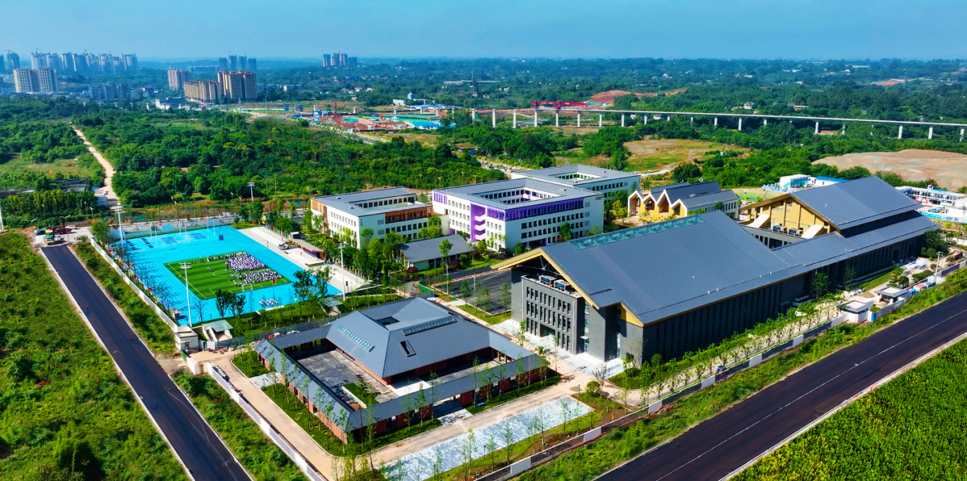 航拍下的清华附中天府学校。.jpg