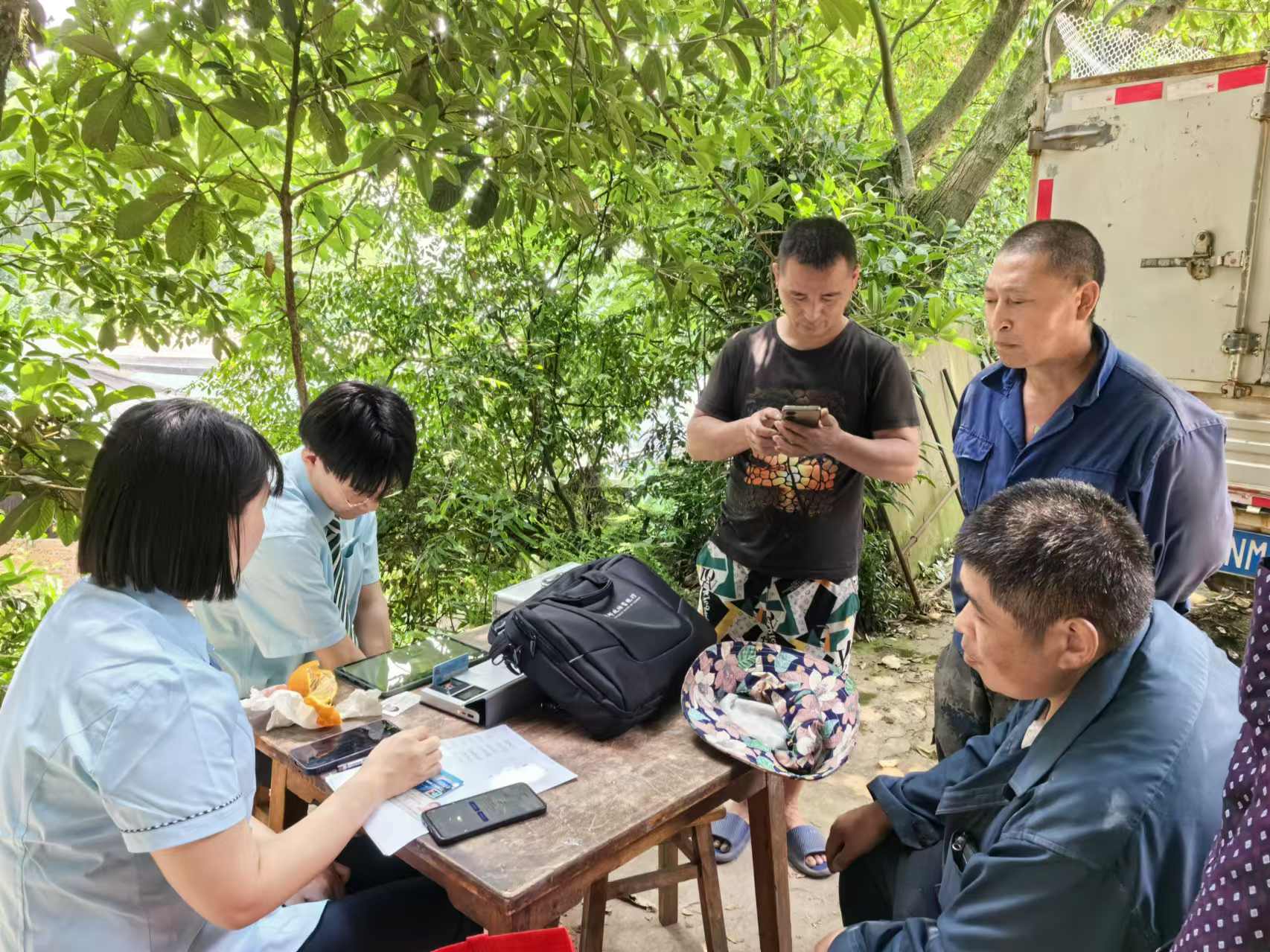 邮政工作人员走访种植户。