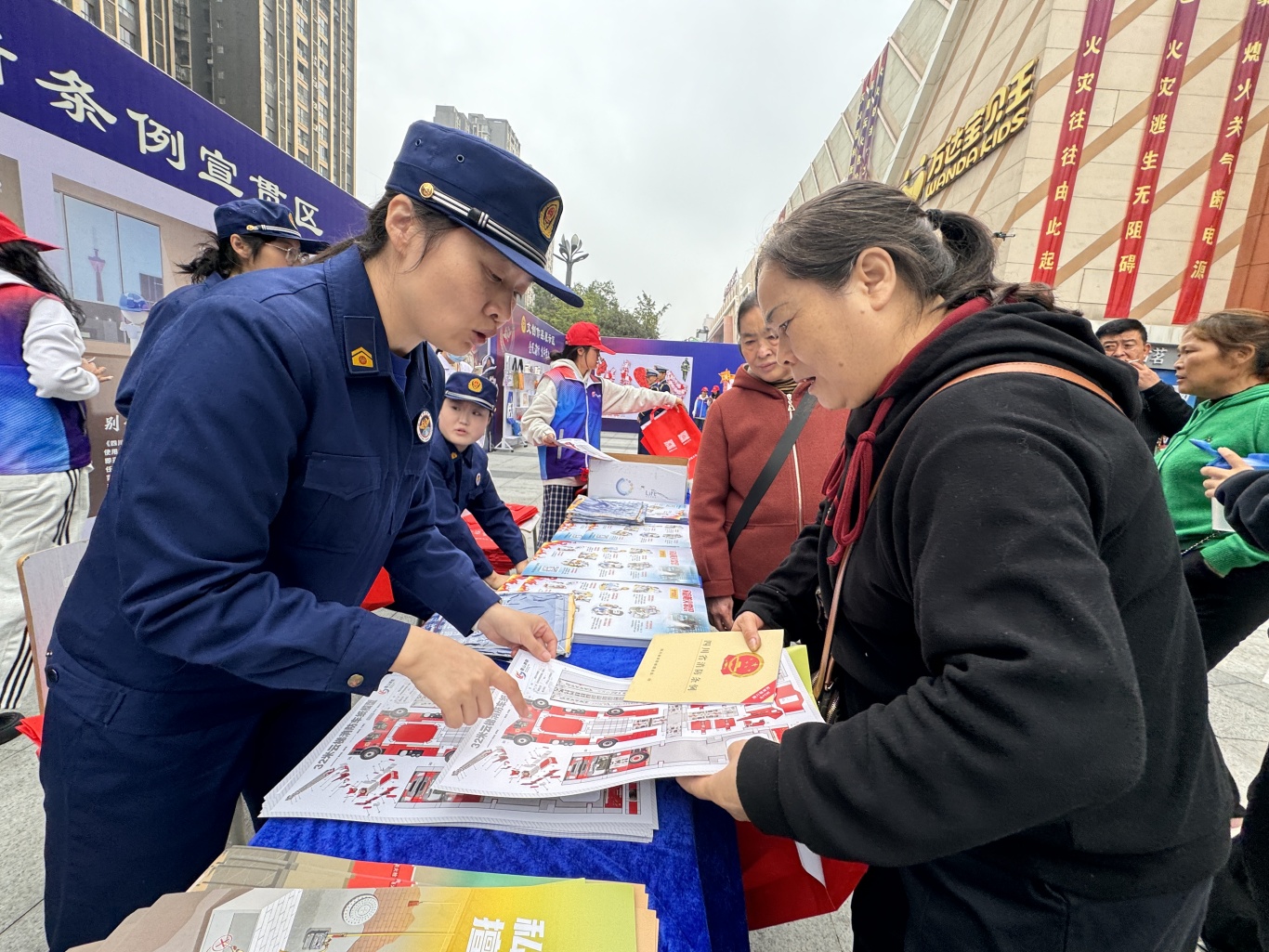 市民领取消防安全宣传资料。.jpg