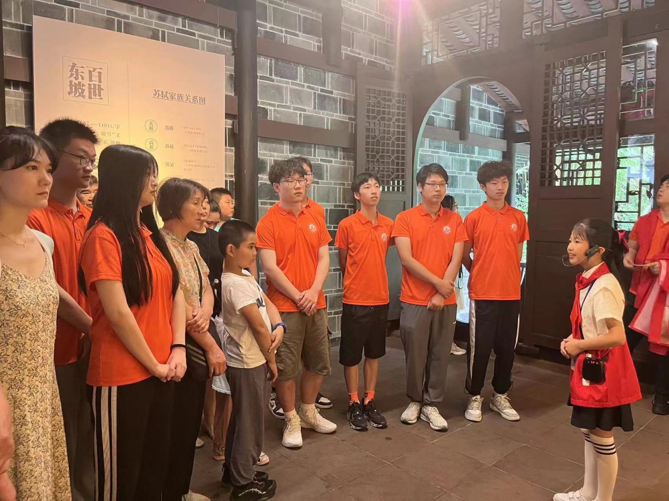 红领巾志愿者为游客讲解三苏家风故事.jpg
