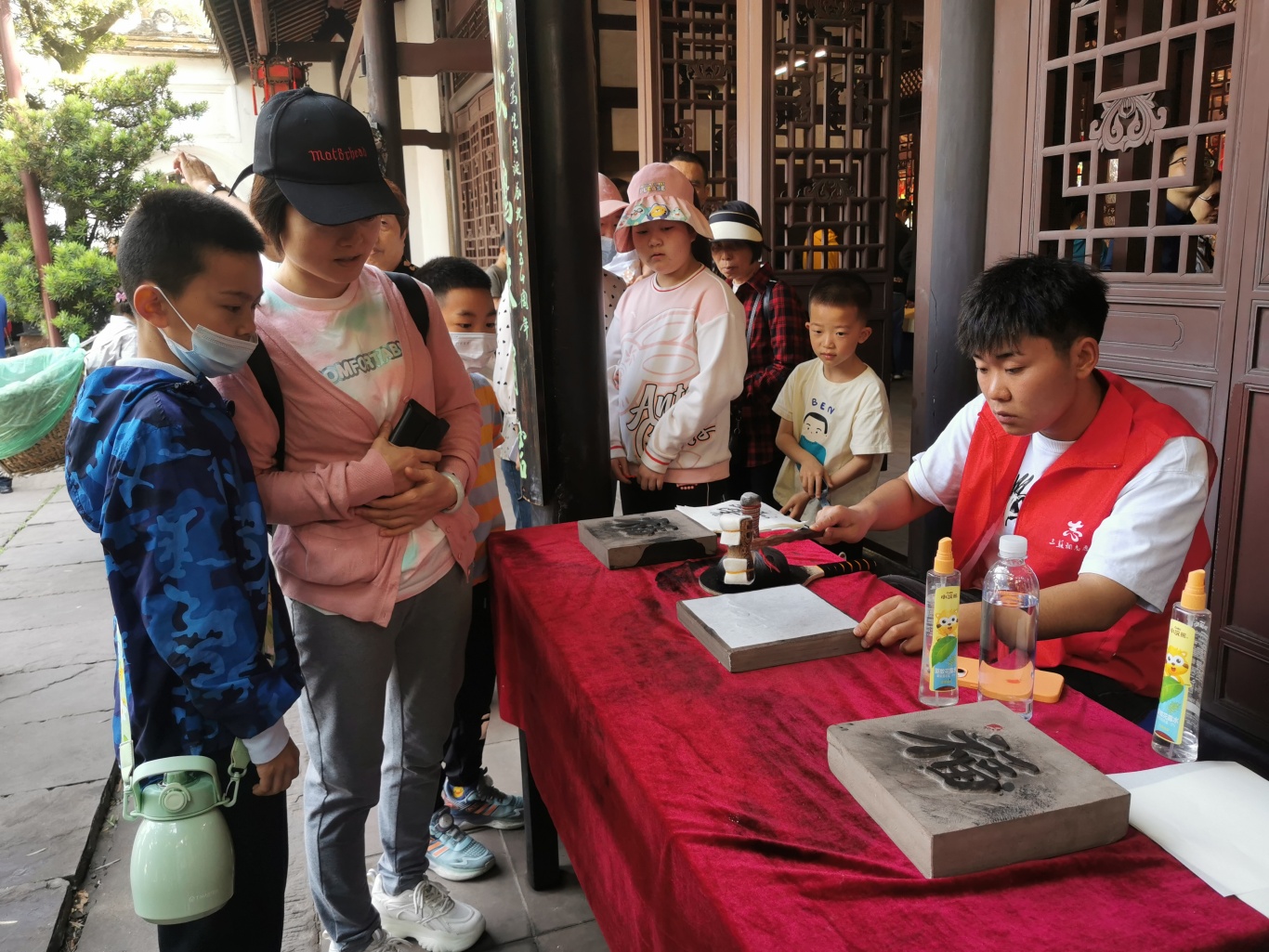 在三苏祠博物馆内开展文旅志愿服务，特色文化体验活动.jpg