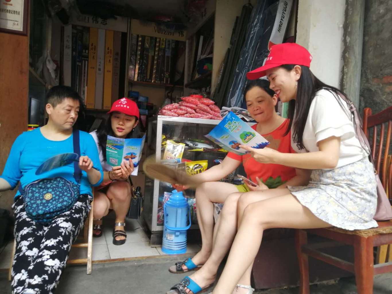 进社区开展志愿服务.jpg