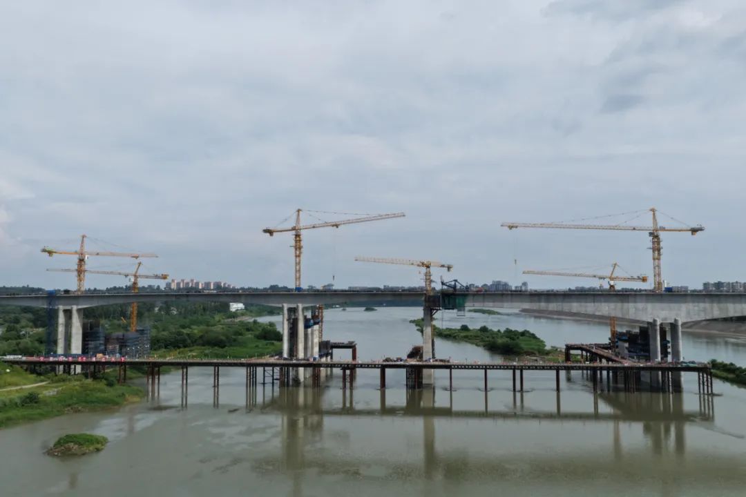 岷江特大桥主跨合龙。.JPG