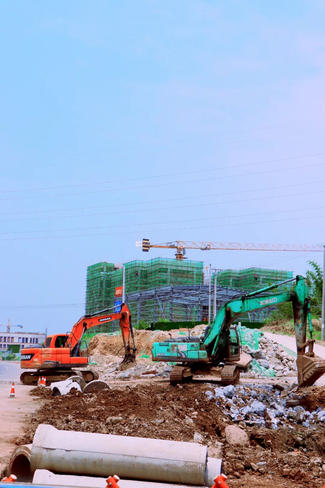 道路沿线施工有序推进中