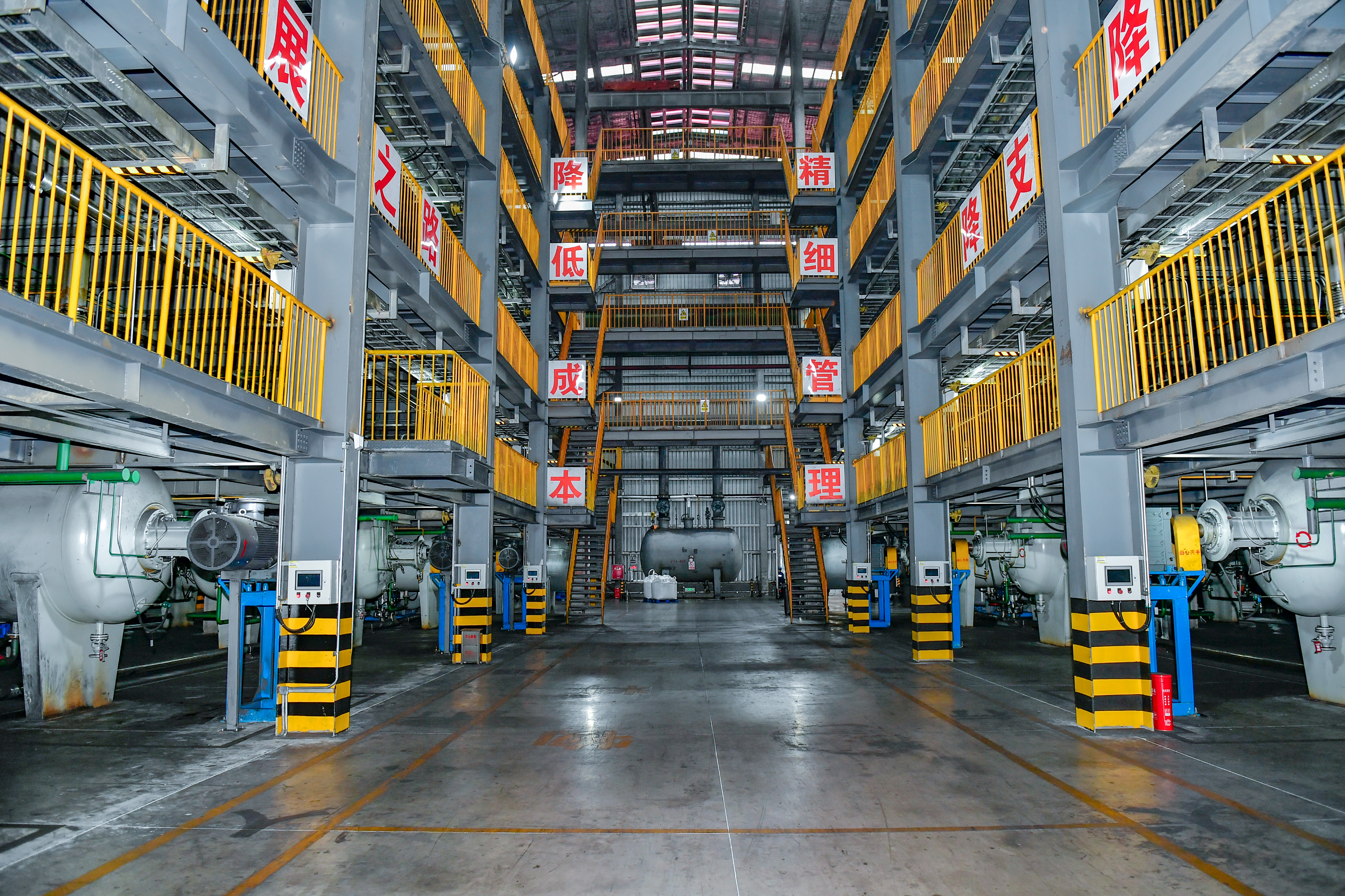 四川杉杉新材料有限公司生产车间。