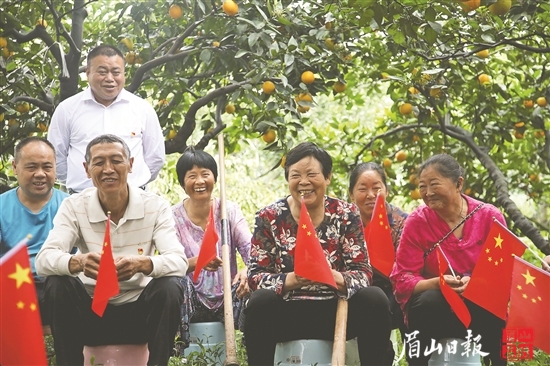 党史教育进果园，群众积极参与。