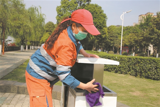 张利群清洁果屑箱。.jpg