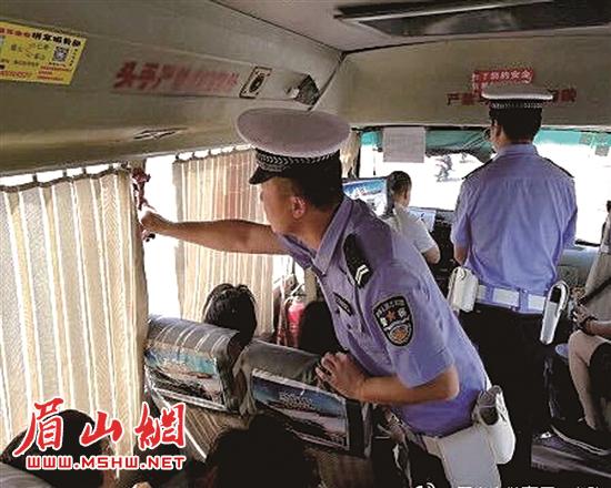 上车检查客运车辆安全。.jpg