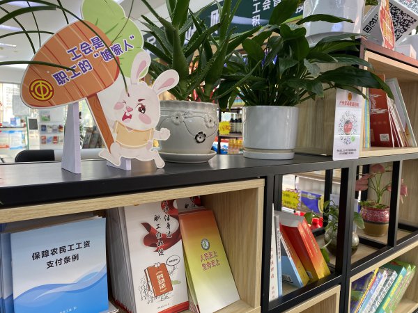  站点不仅提供方便，还为户外劳动者宣传政策权益。