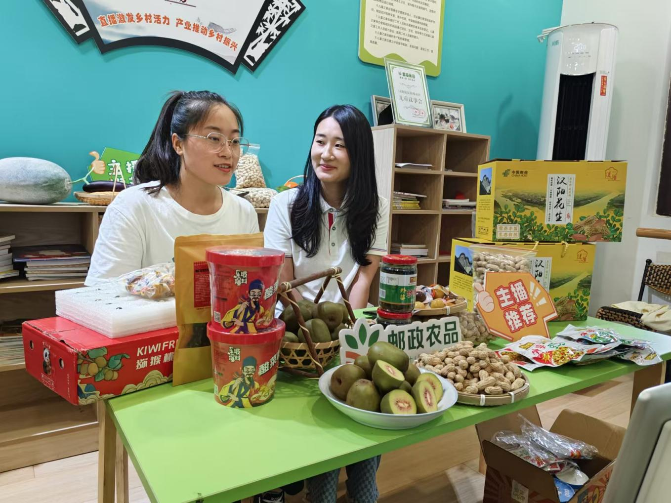 邮政直播带货，助力当地农产品销售。