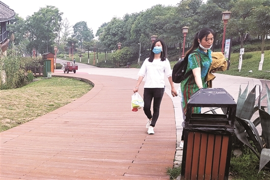 设置合理数量的垃圾桶，方便市民随时丢弃杂物。.jpg
