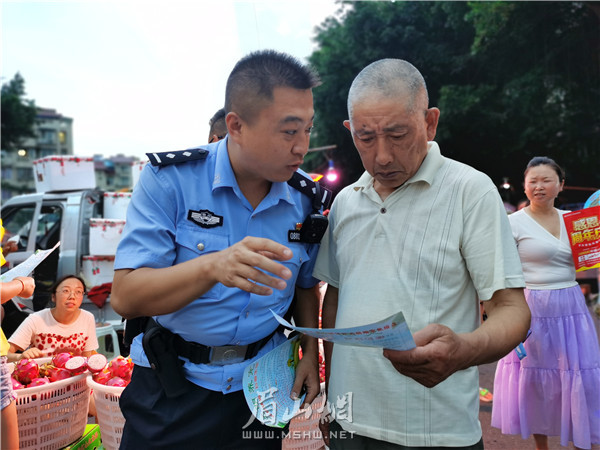 通惠派出所民警向市民宣传文明养犬。