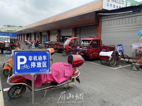 非机动车辆整齐停放在规定区域。