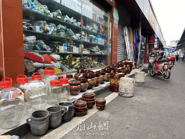 个别商户占道经营，个别车辆乱停乱放。