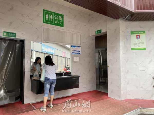 公厕干净卫生、无异味。