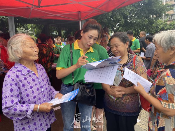 志愿者向群众科普文明旅游相关知识。