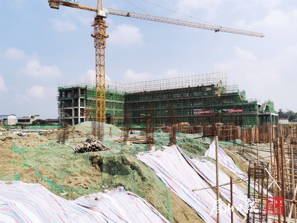  彭山区学校建设如火如荼。