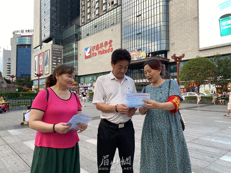 志愿者向市民宣传普及文明养宠知识，引导市民按时为爱狗接种疫苗。.jpg