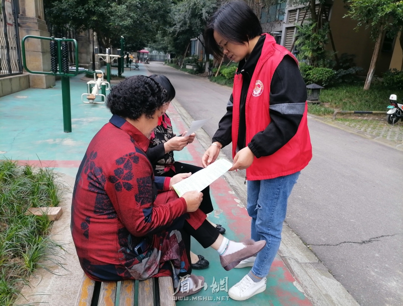 发放宣传手册。.jpg