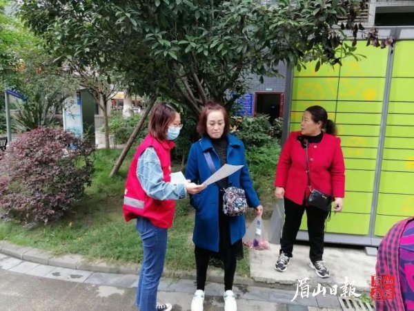  向市民宣传普及文明城市相关知识。